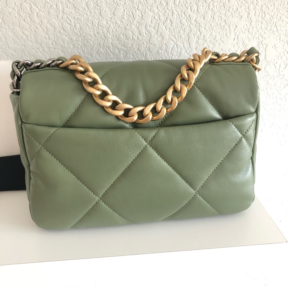Brand new CHANEL small 19 green handbag - Picture 9 of 16